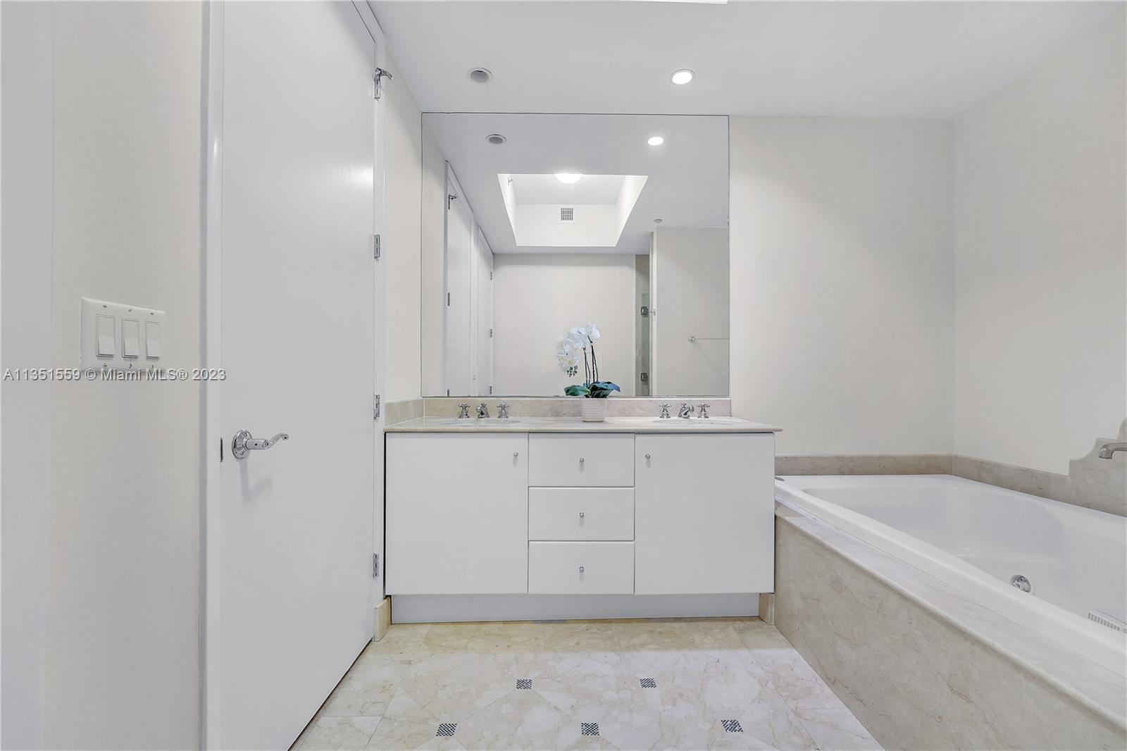 CONTINUUM ON SOUTH BEACH - Residential