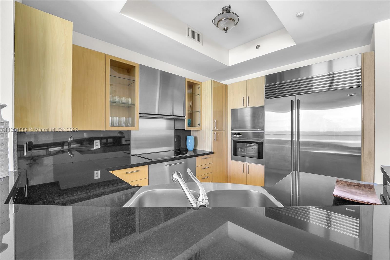 CONTINUUM ON SOUTH BEACH - Residential