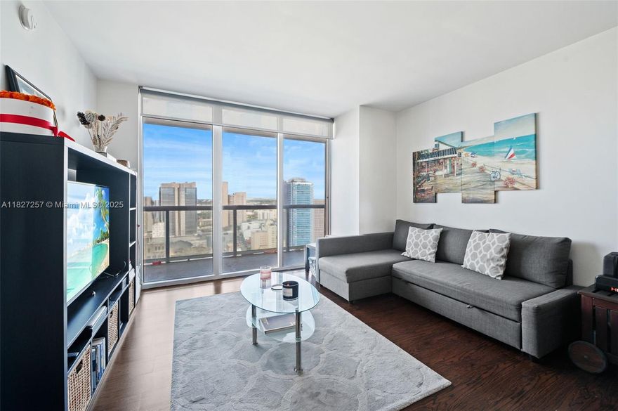 A true gem in the Miami skyline! This 1 bed + den / 1 bath condo offers an upgraded bathroom, walk-in closet, beautiful city and pool views, floor-to-ceiling windows, and a sleek Italian kitchen with black granite countertops and stainless steel appliances. Enjoy resort-style amenities including a spa, infinity pool, cabanas, gym, BBQ area, and 24/7 concierge service.

Ideally located in the heart of Downtown Miami—just steps from Bayfront Park, Kaseya Center, and world-class museums—with easy access to Miami Beach, premier shopping, and fine dining.