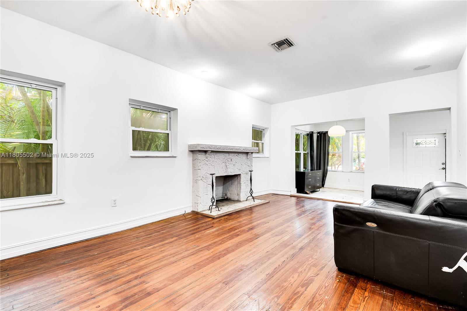 Sole use of Driveway for 2 cars. Permit street parking and free street parking.
Shared use of rear yard and Hot tub.
Freshly painted. New appliances. A/C ducts and unit Cleaned.