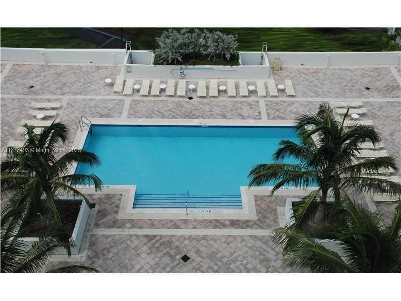 HOLLYWOOD STATION RES CON - Residential