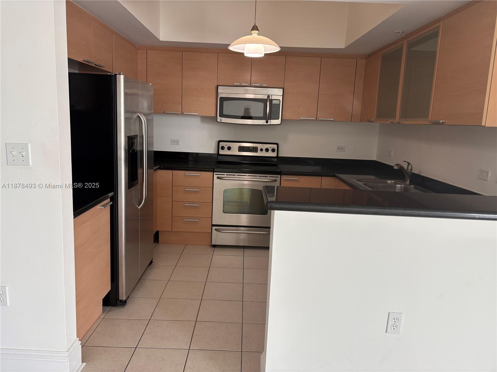 HOLLYWOOD STATION RES CON - Residential