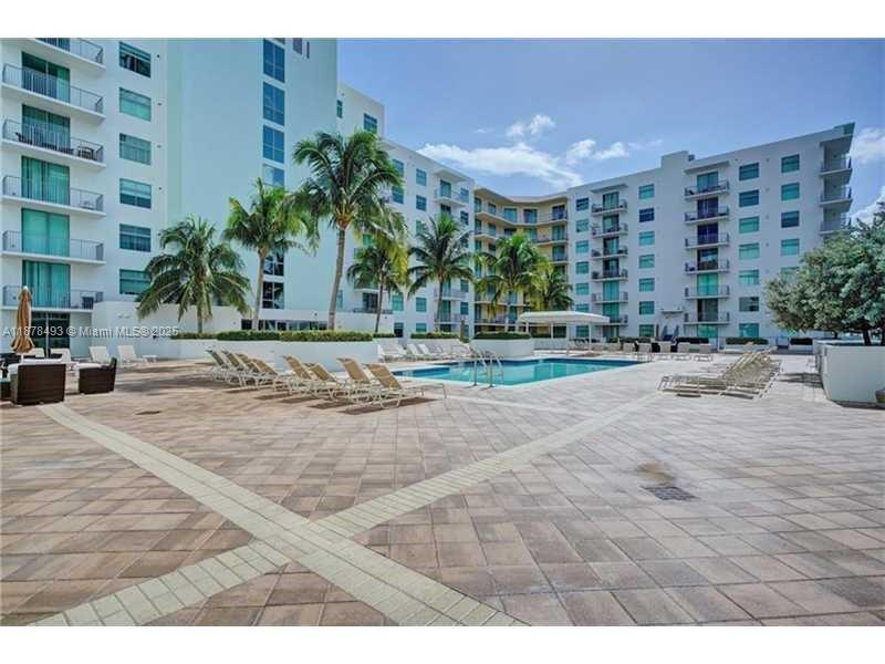 HOLLYWOOD STATION RES CON - Residential