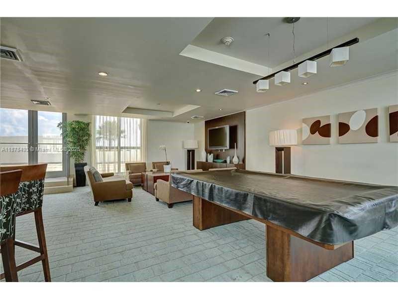 HOLLYWOOD STATION RES CON - Residential