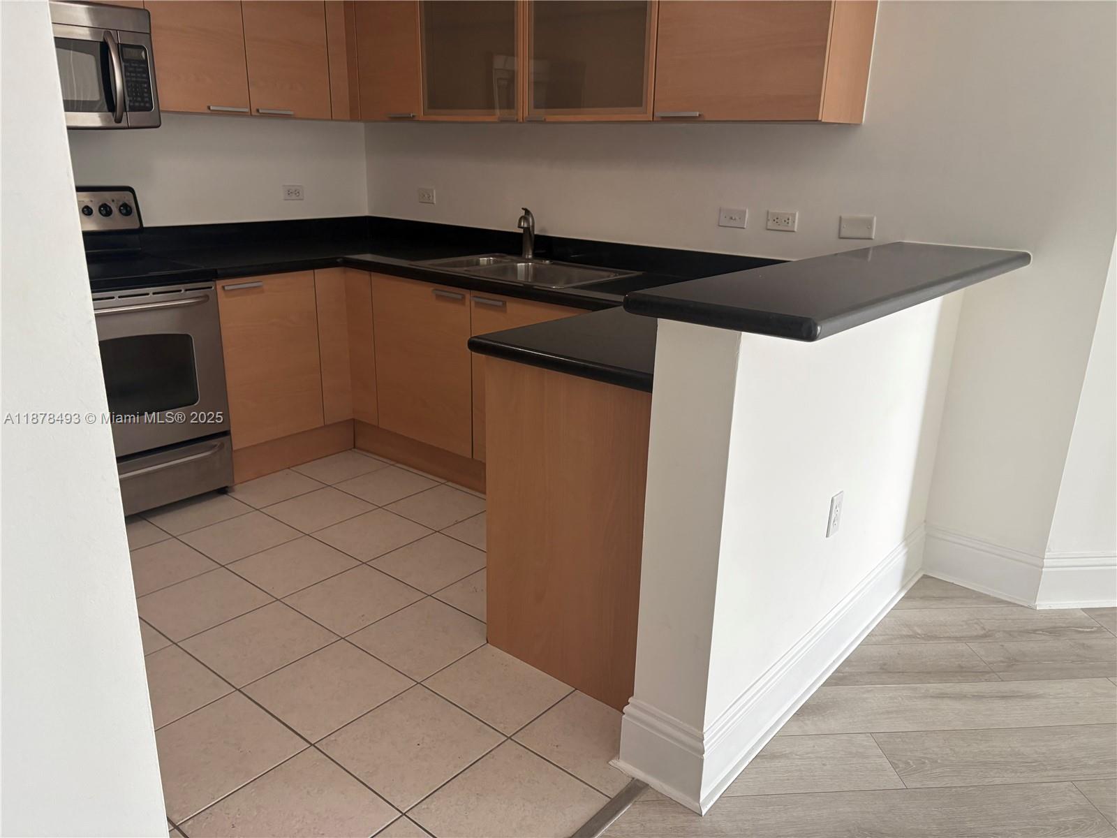 HOLLYWOOD STATION RES CON - Residential