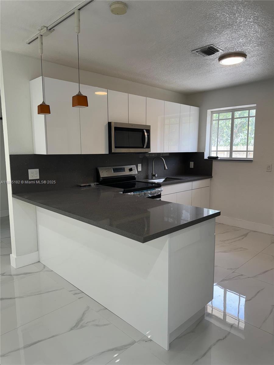 10101 Ingraham Ave Rd, Cutler Bay, Miami-Dade County, Florida - 3 Bedrooms  
1 Bathrooms - 