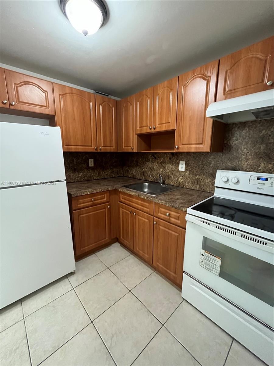 Great Location, close to the highways. 2 beds and 2 baths. Nice and spacious apartament. 2ndo floor. one parking spot assigned. Fenced community. 2 pools