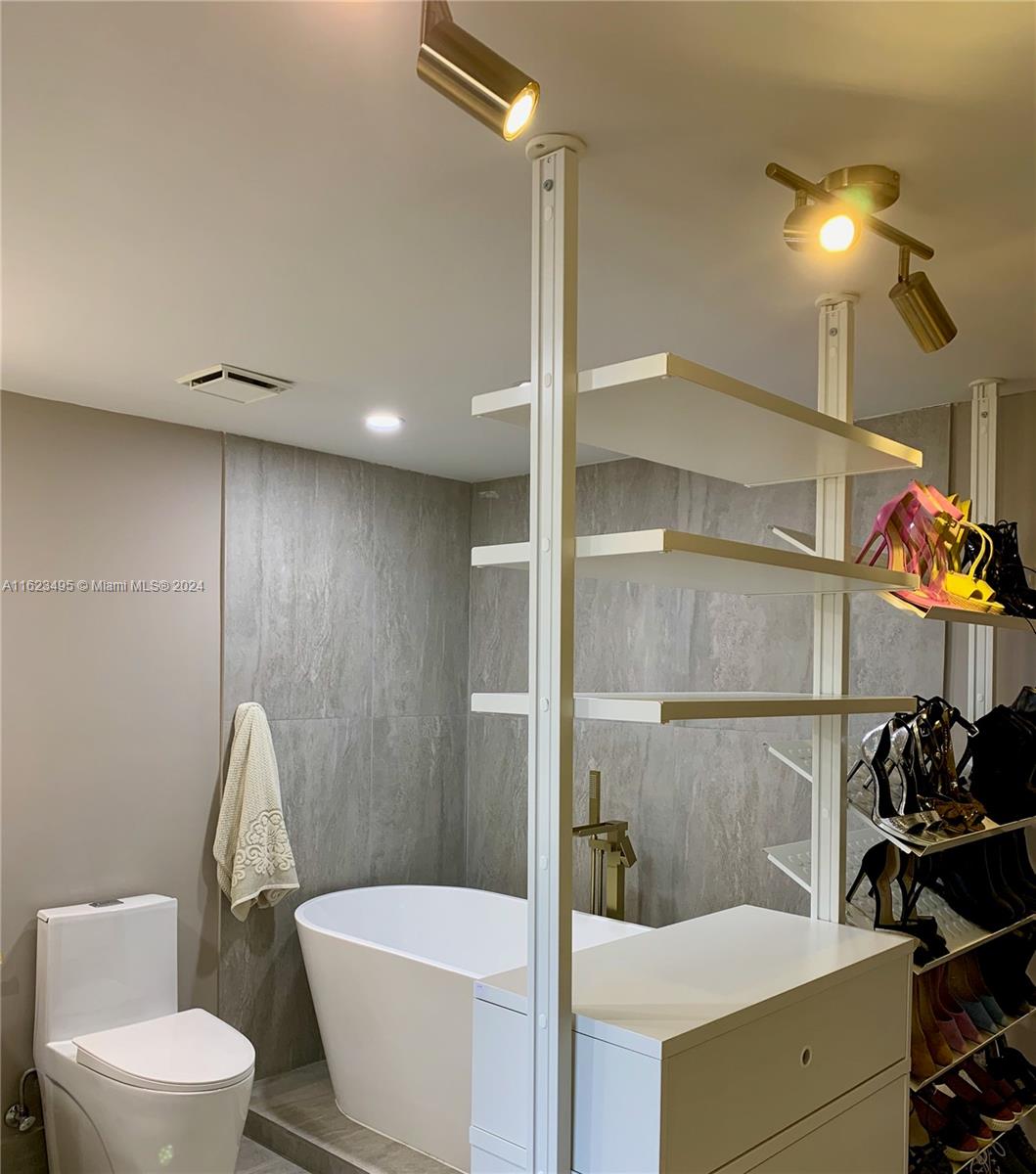 CRICKET CLUB CONDO - Residential