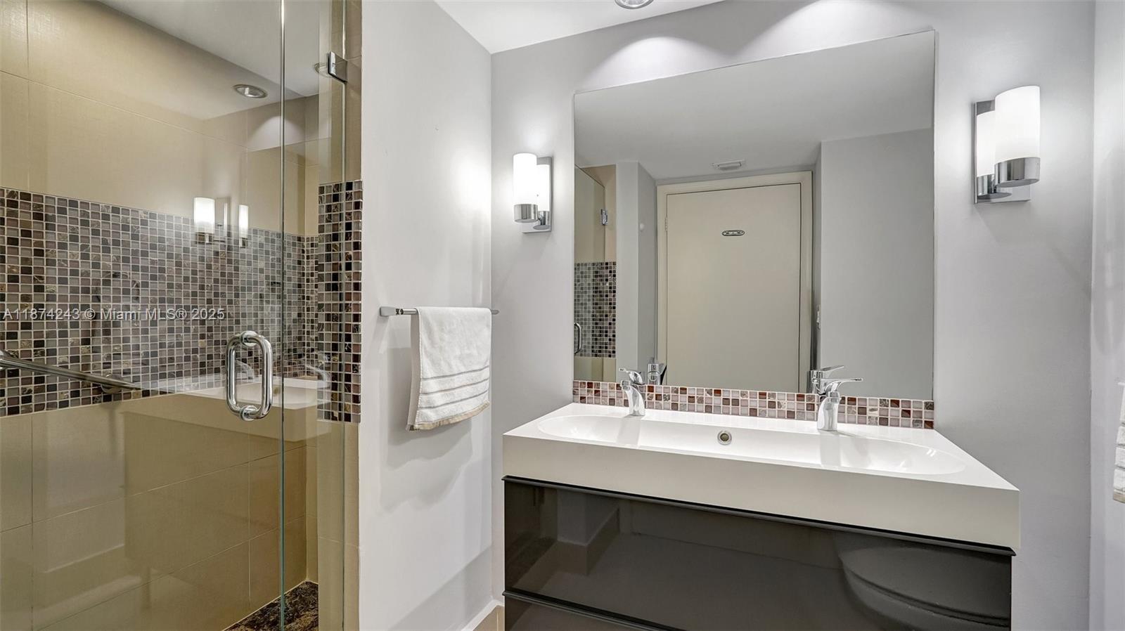 HARBOR TWS AT THE WATERWA - Residential