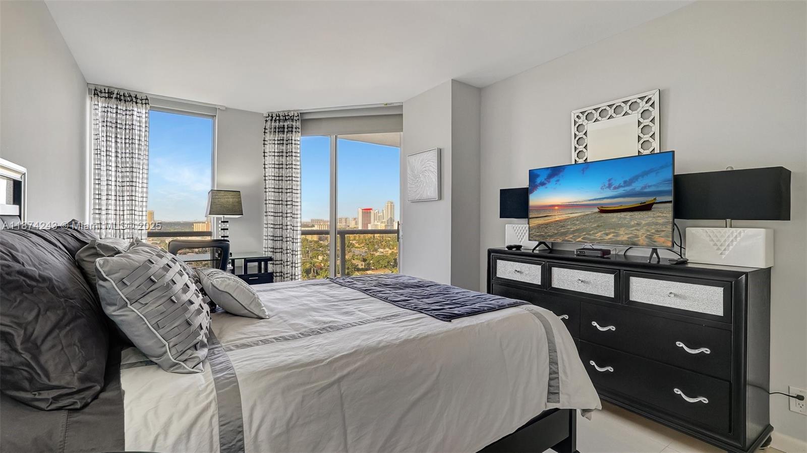 HARBOR TWS AT THE WATERWA - Residential