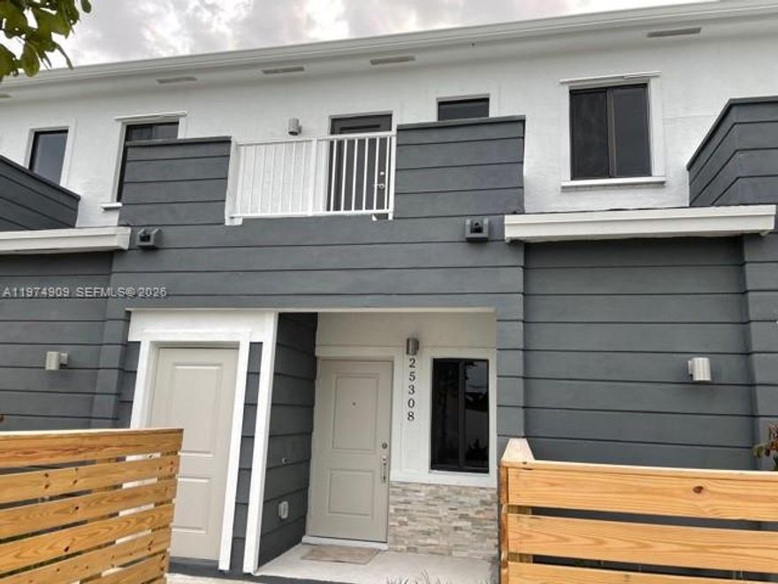 Move in ready, NO ASOCIATION APPLICATION REQUIRED, 3 PARKING SPACES, 3 bedrooms and 3 bathrooms townhouse, 1 bedroom and 1 bath in the first floor, almost new look. Very easy to show on LBX