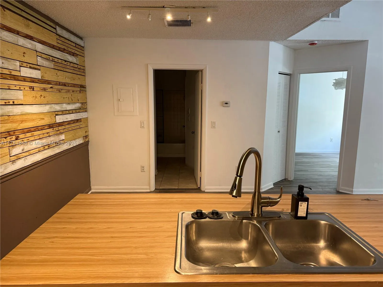 Hialeah, Florida 33015, United States, 1 Bedroom Bedrooms, ,1 BathroomBathrooms,Residential,Active,87254