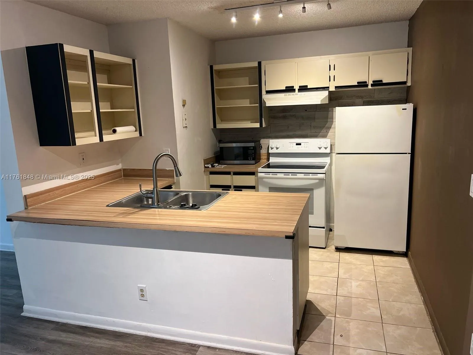 Hialeah, Florida 33015, United States, 1 Bedroom Bedrooms, ,1 BathroomBathrooms,Residential,Active,87254