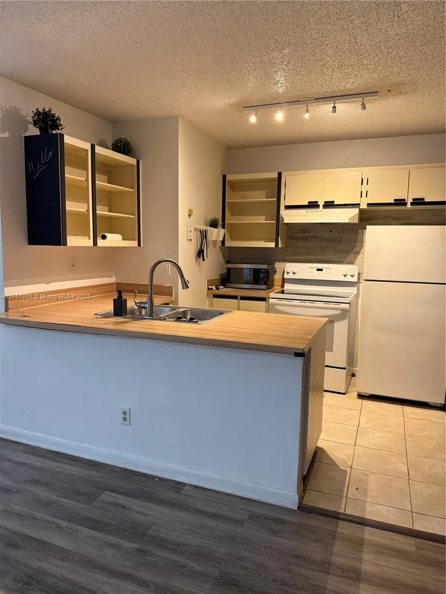 Hialeah, Florida 33015, United States, 1 Bedroom Bedrooms, ,1 BathroomBathrooms,Residential,Active,87254