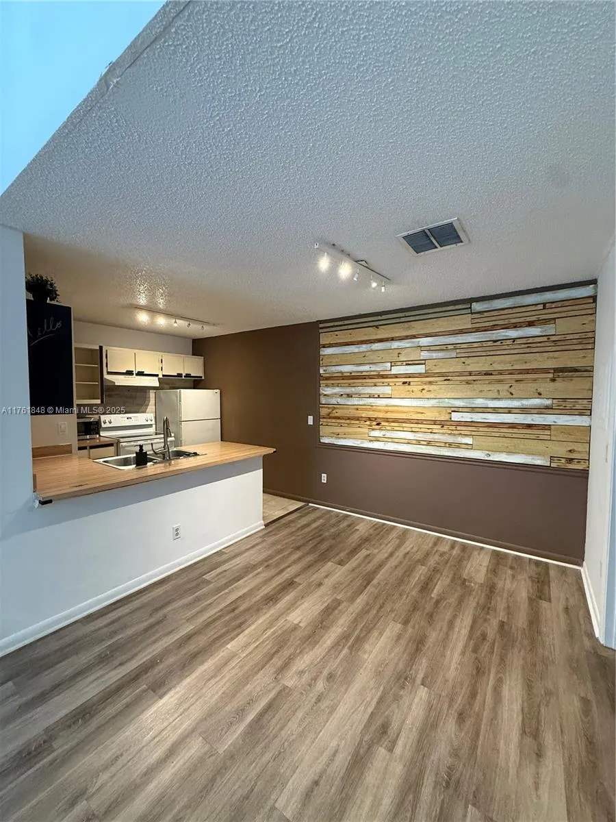 Hialeah, Florida 33015, United States, 1 Bedroom Bedrooms, ,1 BathroomBathrooms,Residential,Active,87254