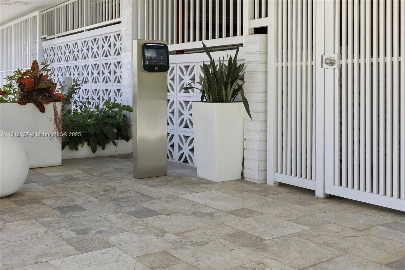 THE PRESIDENTIAL CONDO - Residential Lease