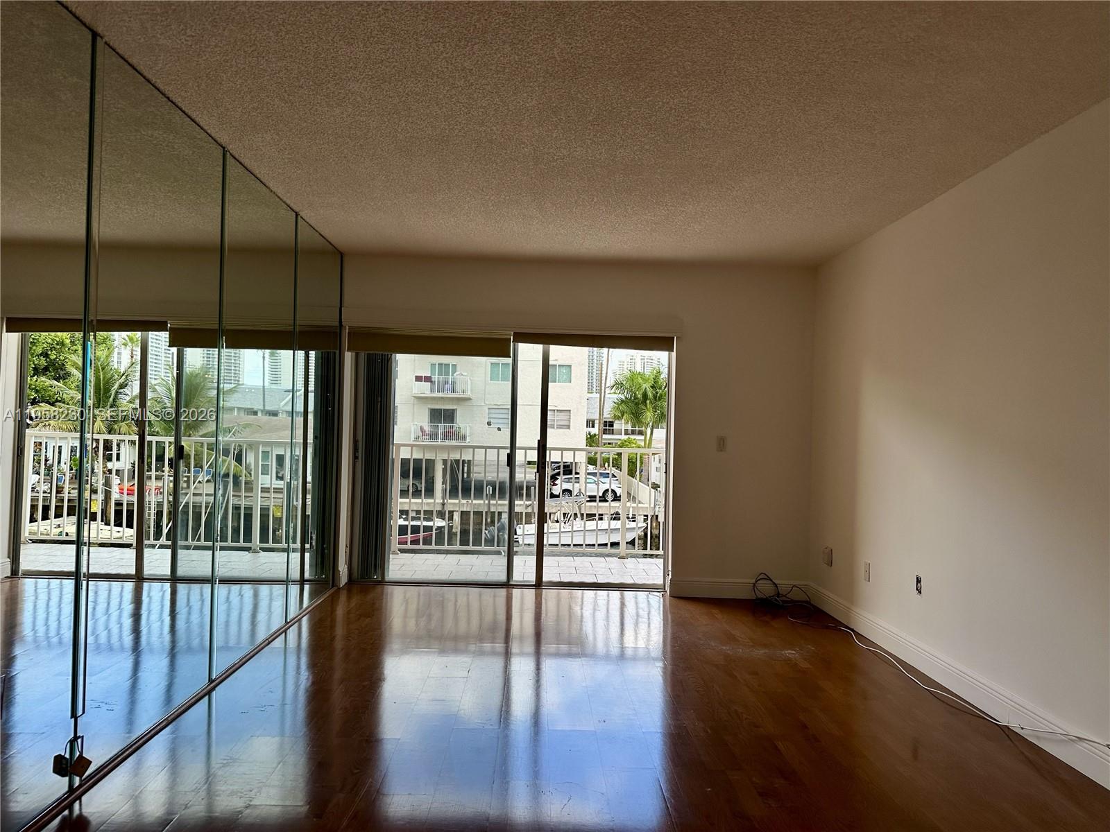 LA CANADIENNE CONDO - Residential