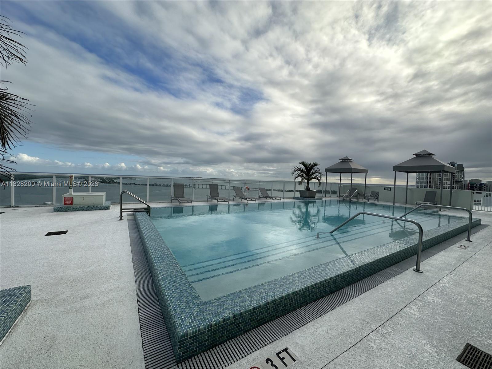 Beautiful 1 bedroom in the heart of Miami. Location!! Open kitchen, laminated floors, walking distance to restaurants, shopping malls, bars and more. Spectacular rooftop pool with an amazing view!