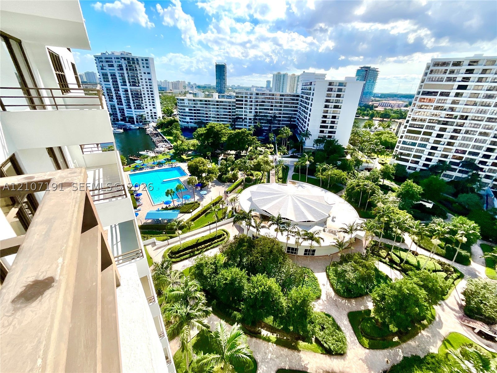 2500 Parkview Dr 1619