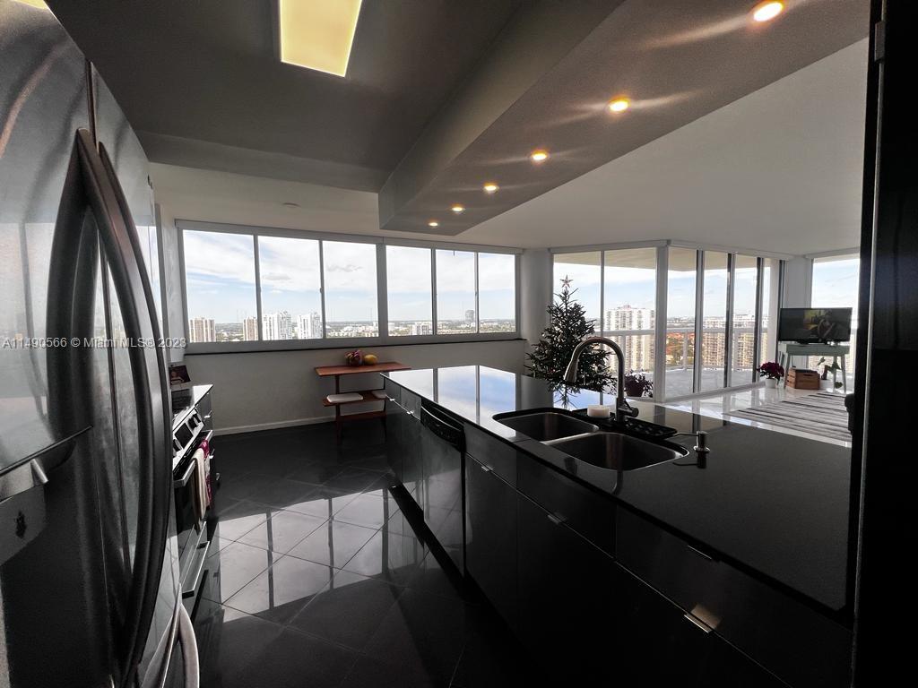 THE LANDMARK CONDO - Residential