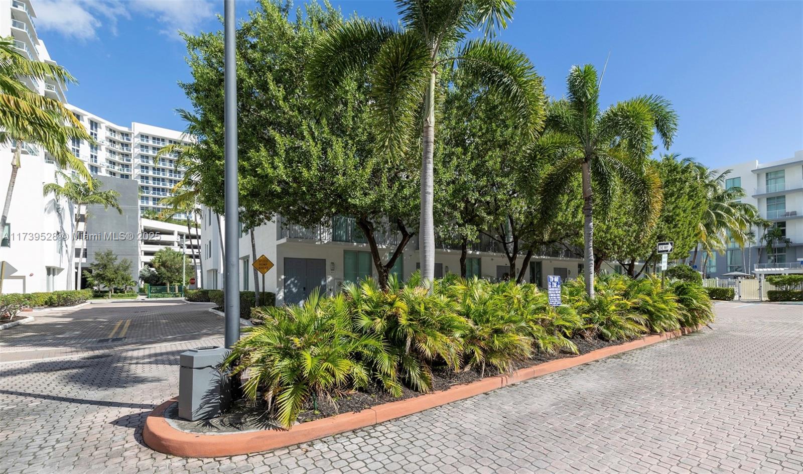 HOLLYWOOD LITTLE RANCHES - Residential