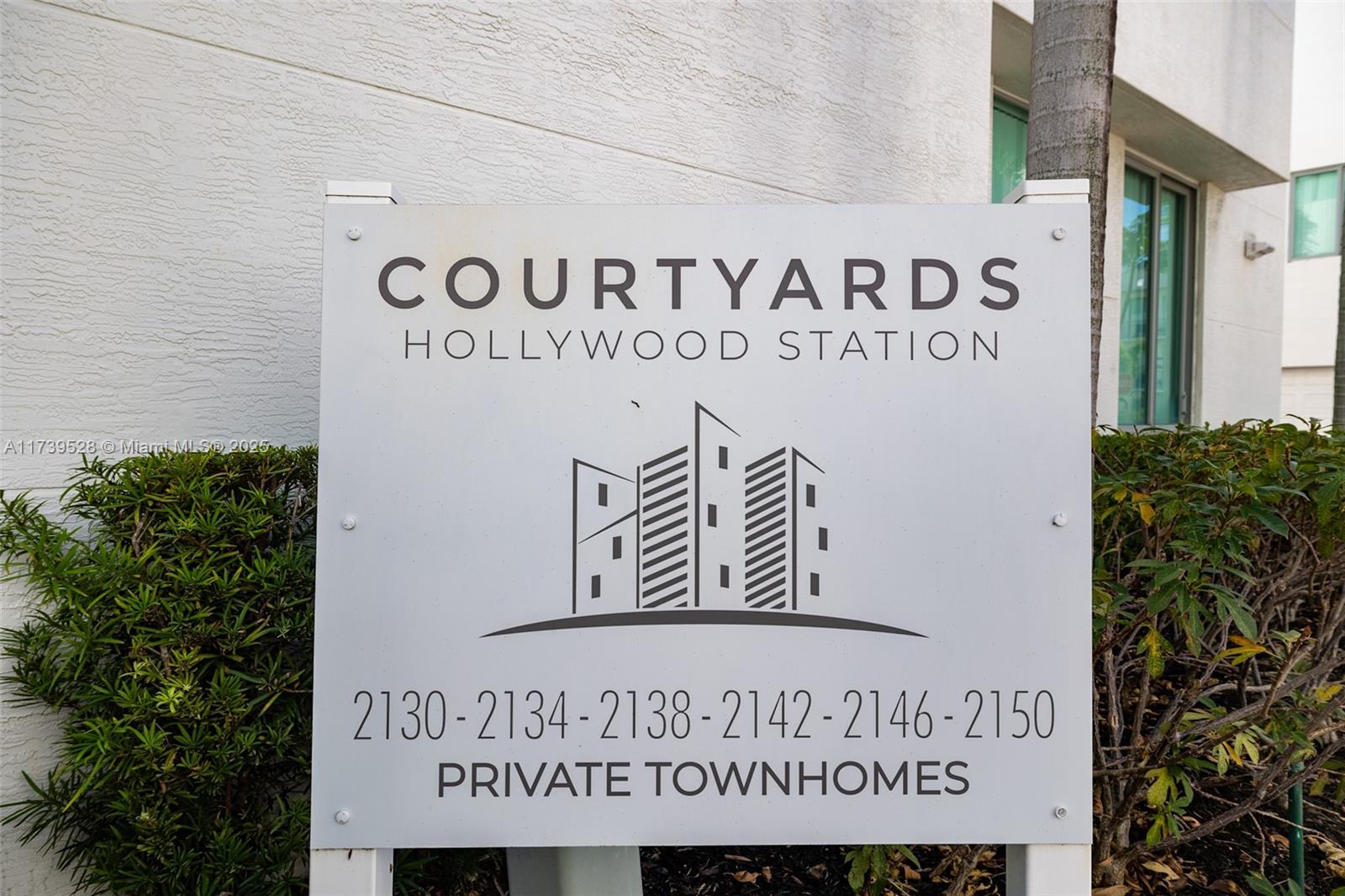 HOLLYWOOD LITTLE RANCHES - Residential