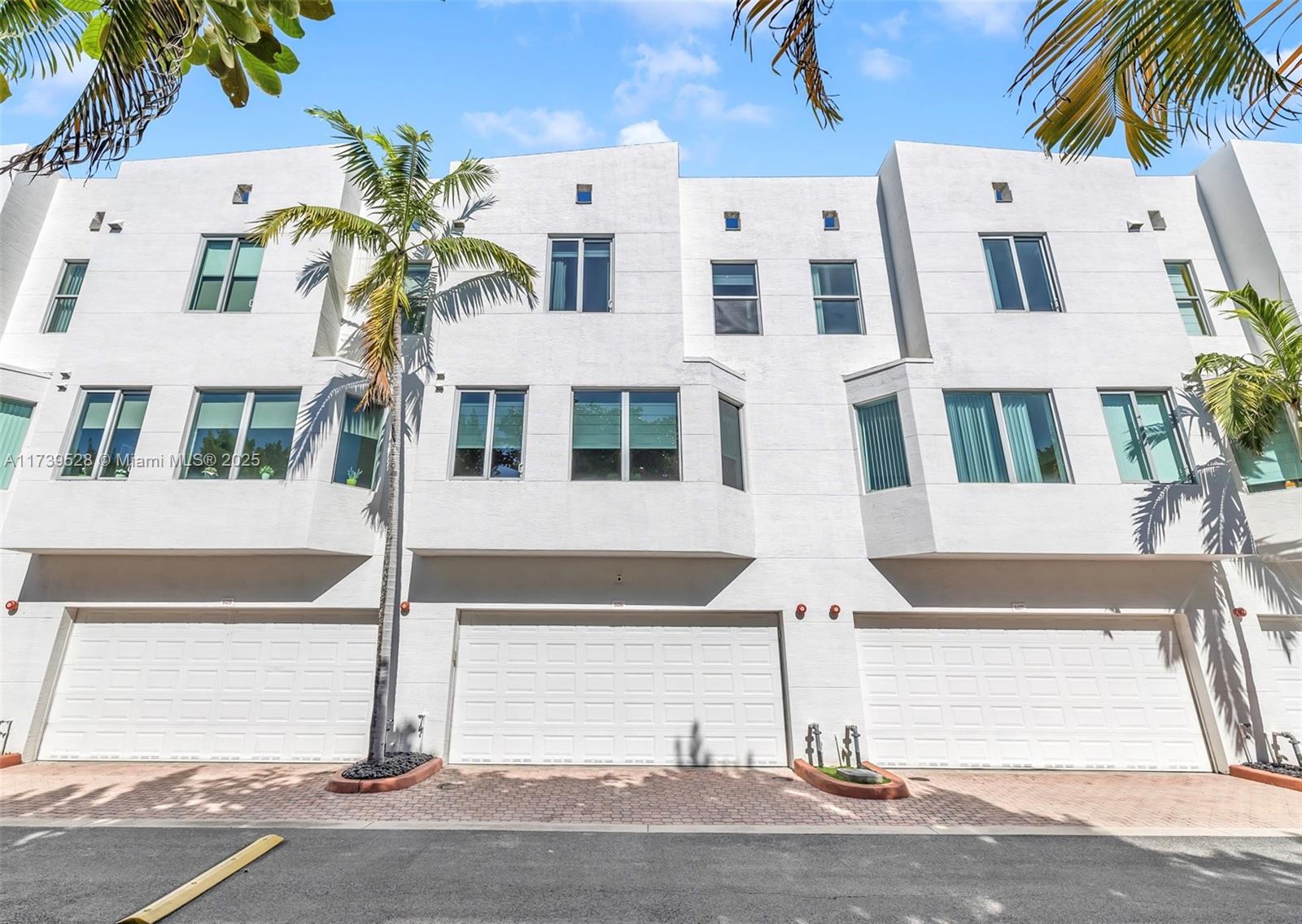 HOLLYWOOD LITTLE RANCHES - Residential