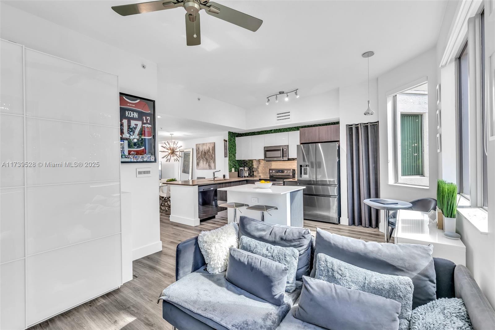 HOLLYWOOD LITTLE RANCHES - Residential