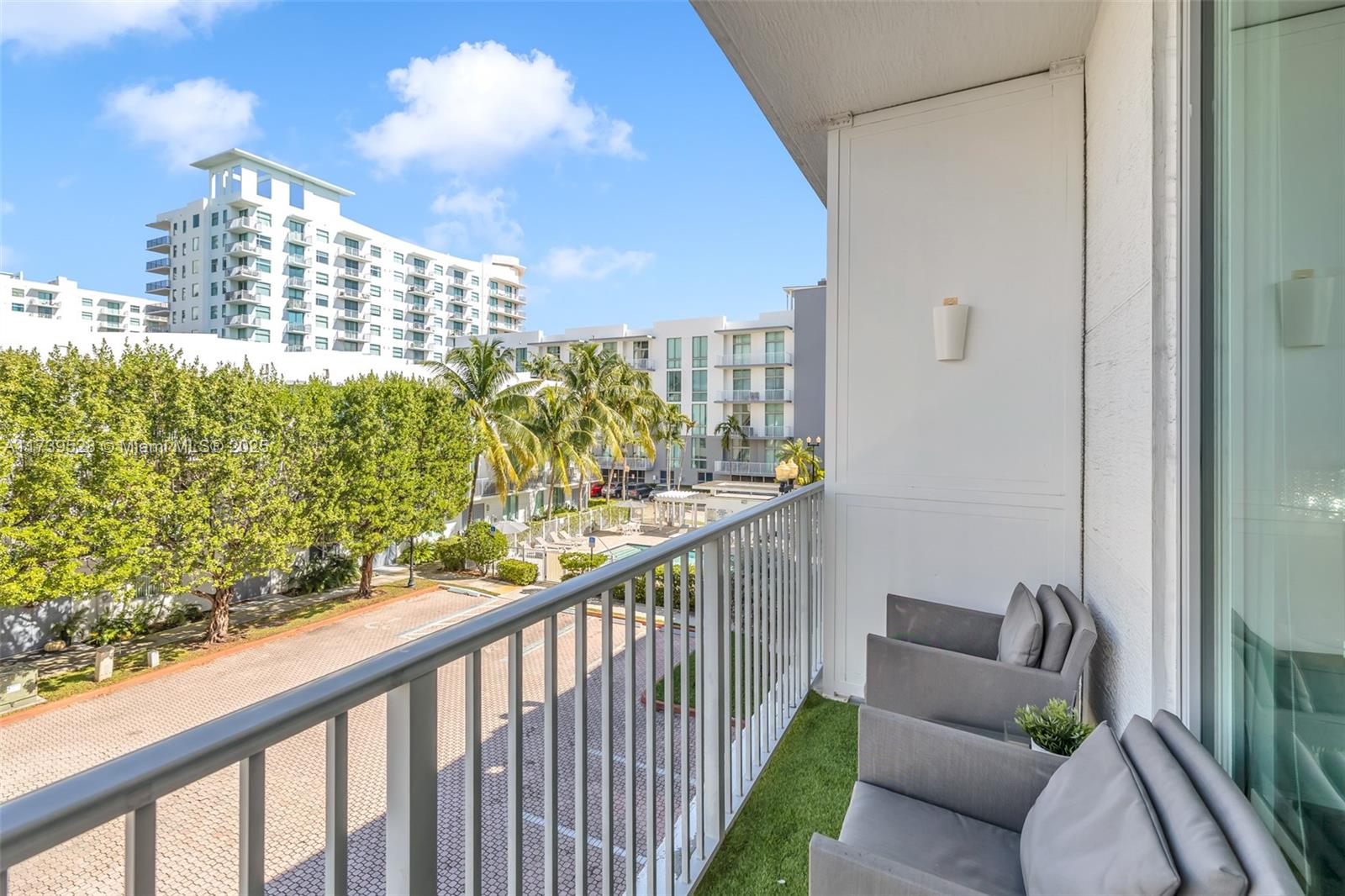 HOLLYWOOD LITTLE RANCHES - Residential