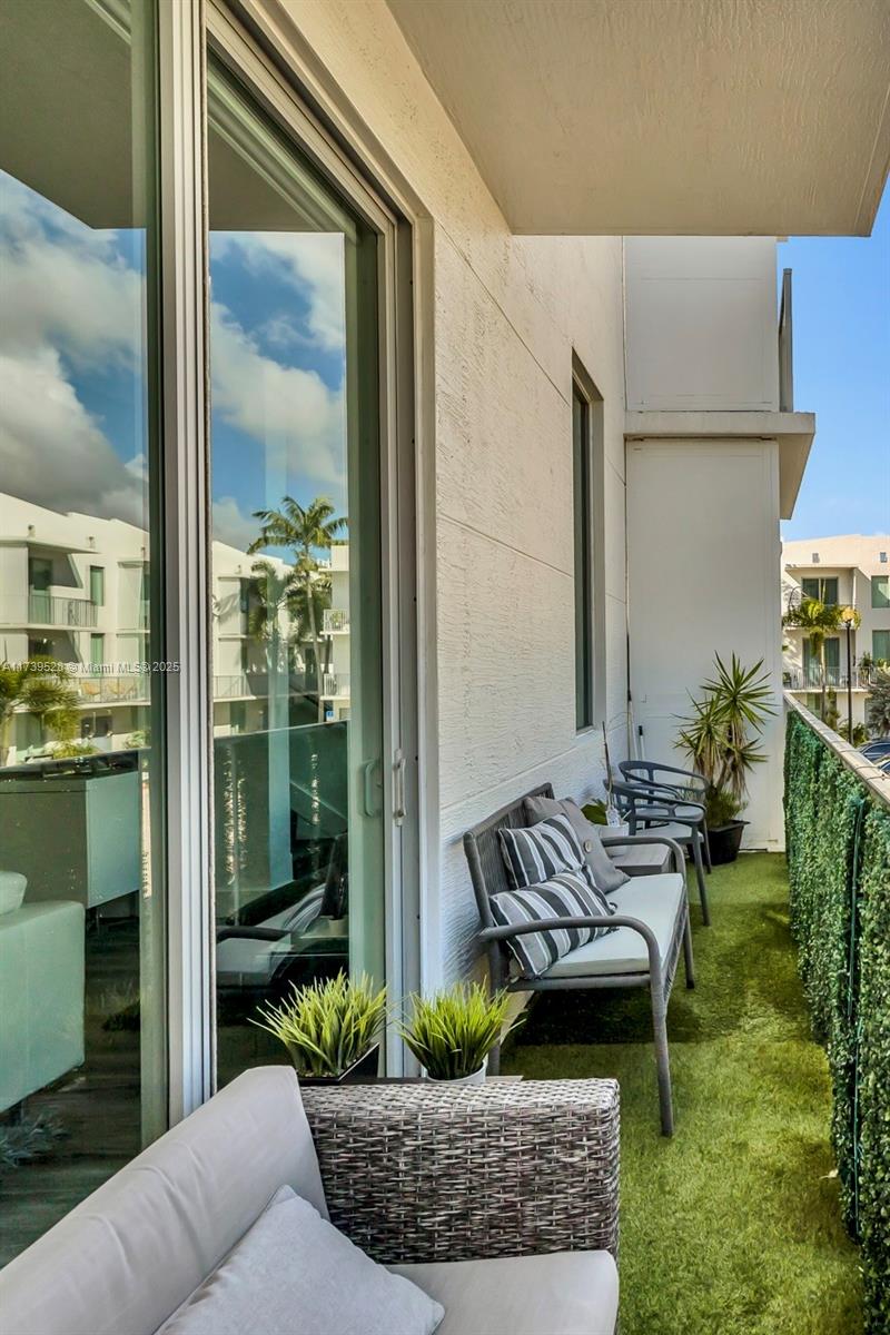 HOLLYWOOD LITTLE RANCHES - Residential