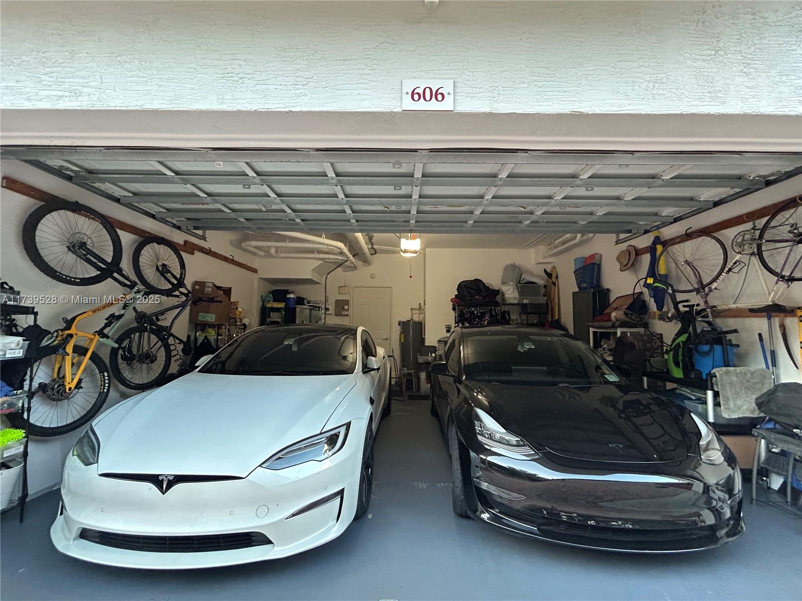 HOLLYWOOD LITTLE RANCHES - Residential