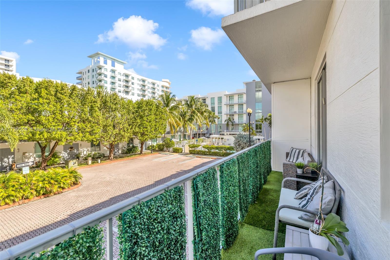 HOLLYWOOD LITTLE RANCHES - Residential