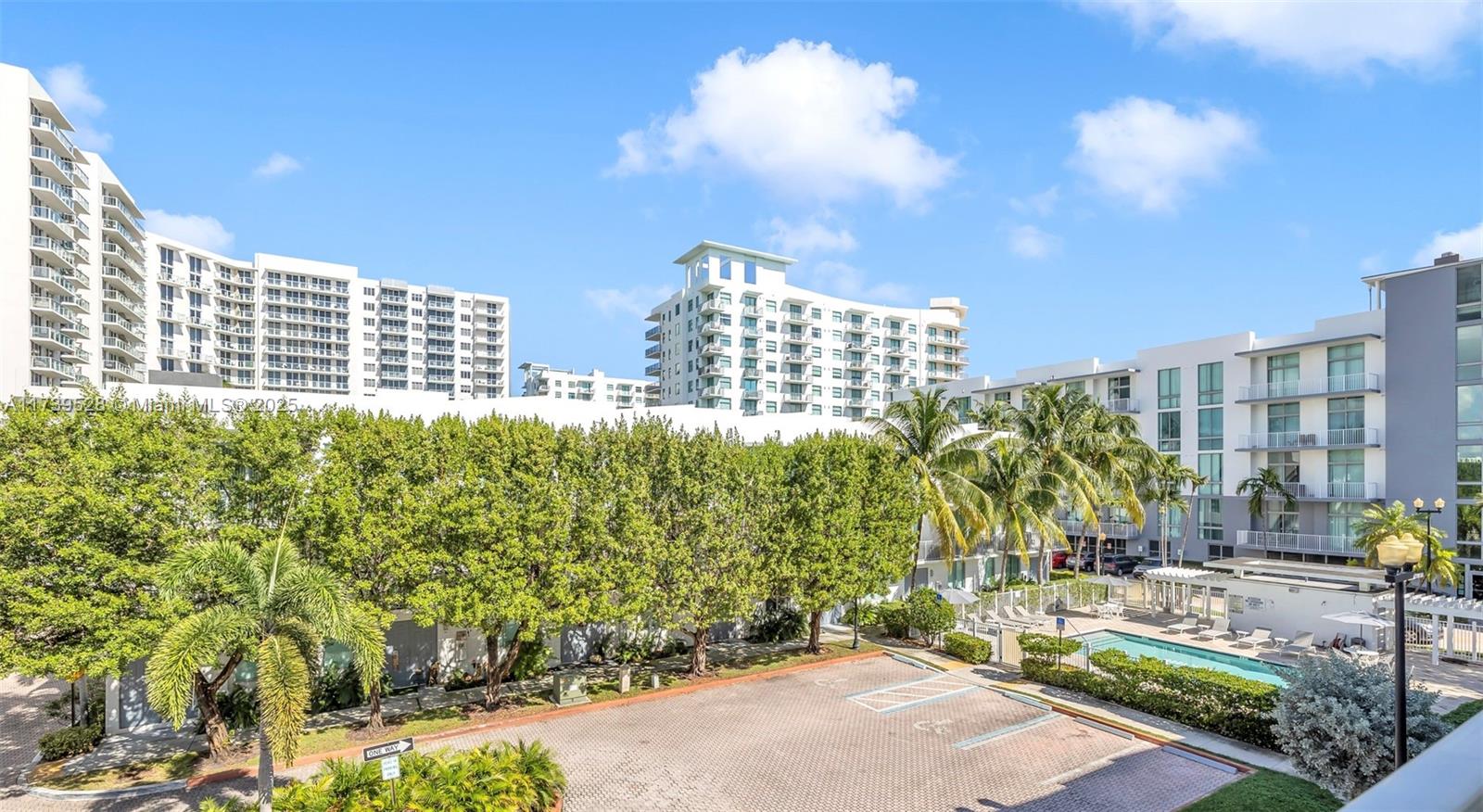 HOLLYWOOD LITTLE RANCHES - Residential