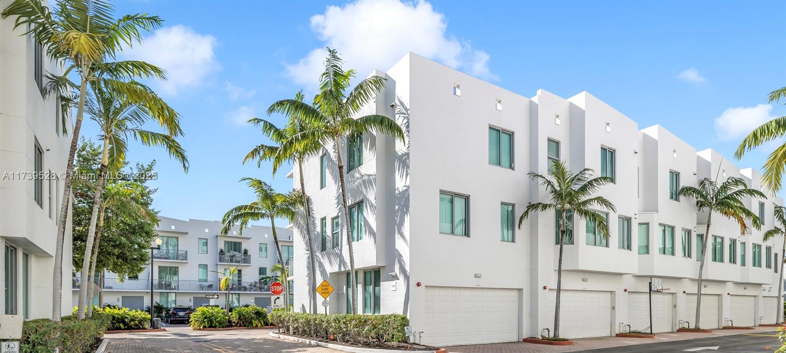 HOLLYWOOD LITTLE RANCHES - Residential