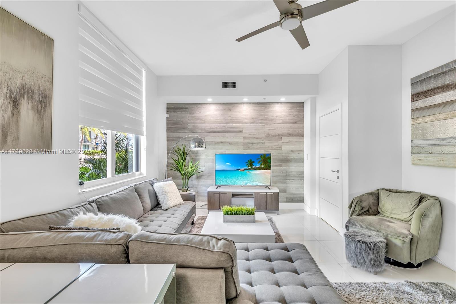 HOLLYWOOD LITTLE RANCHES - Residential