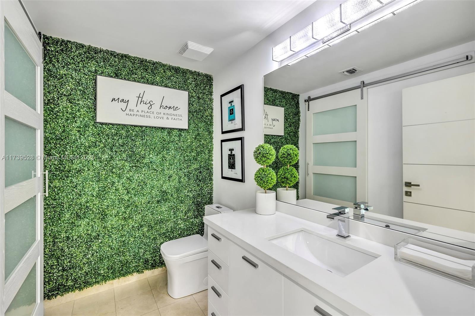 HOLLYWOOD LITTLE RANCHES - Residential