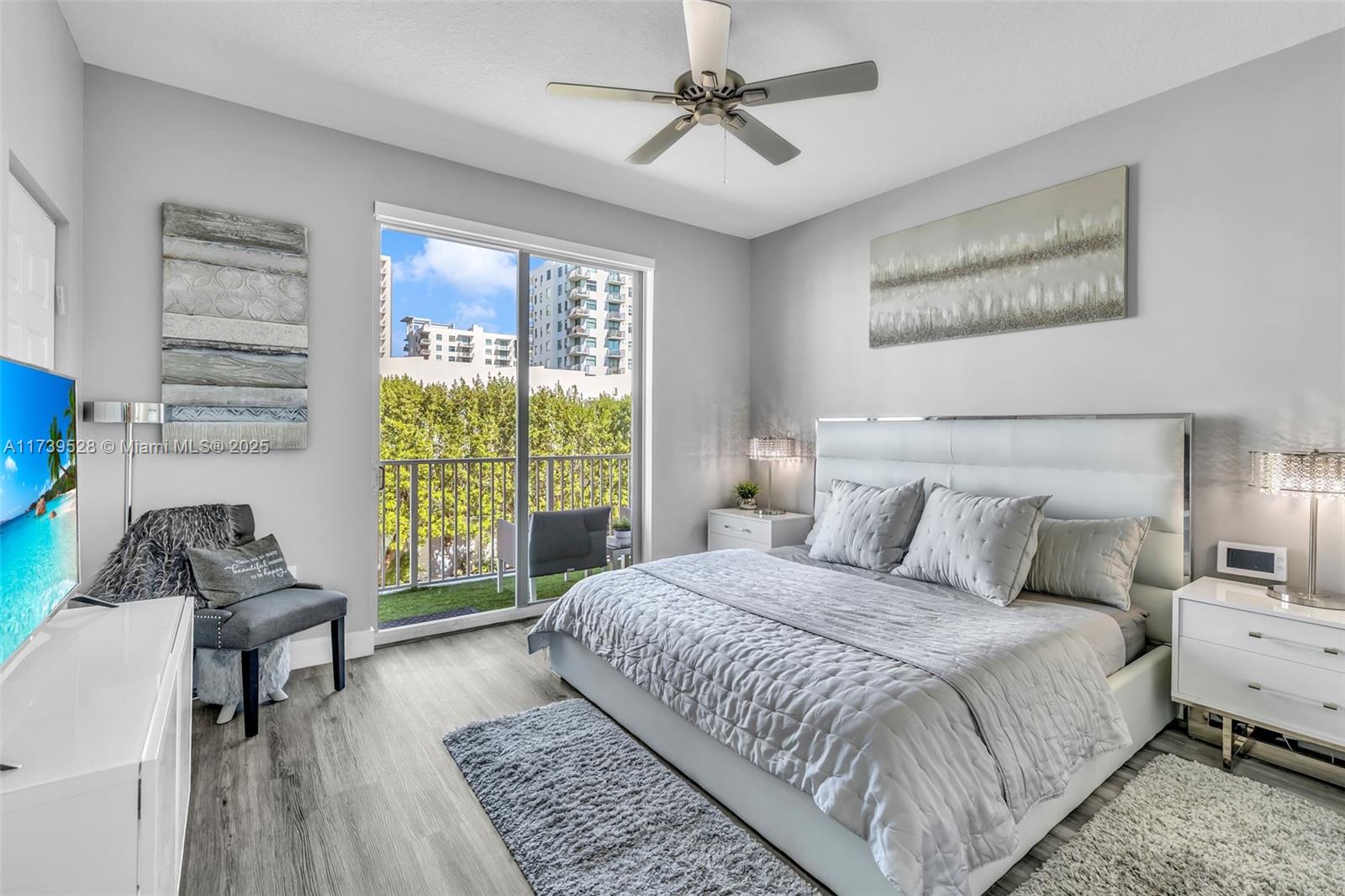 HOLLYWOOD LITTLE RANCHES - Residential