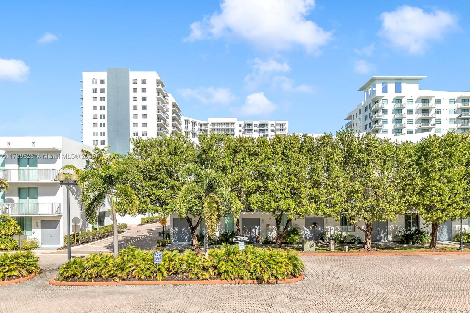 HOLLYWOOD LITTLE RANCHES - Residential