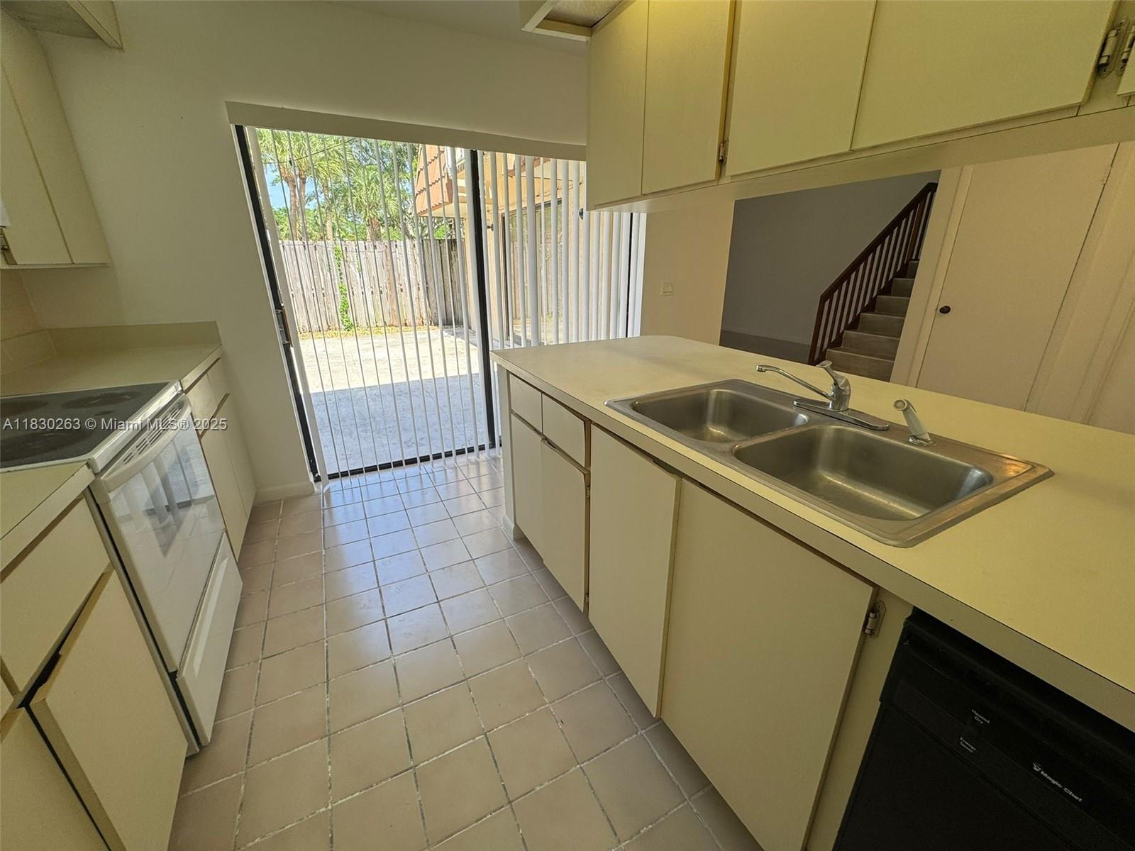 WATERSIDE LUXURY TOWNHOME - Residential