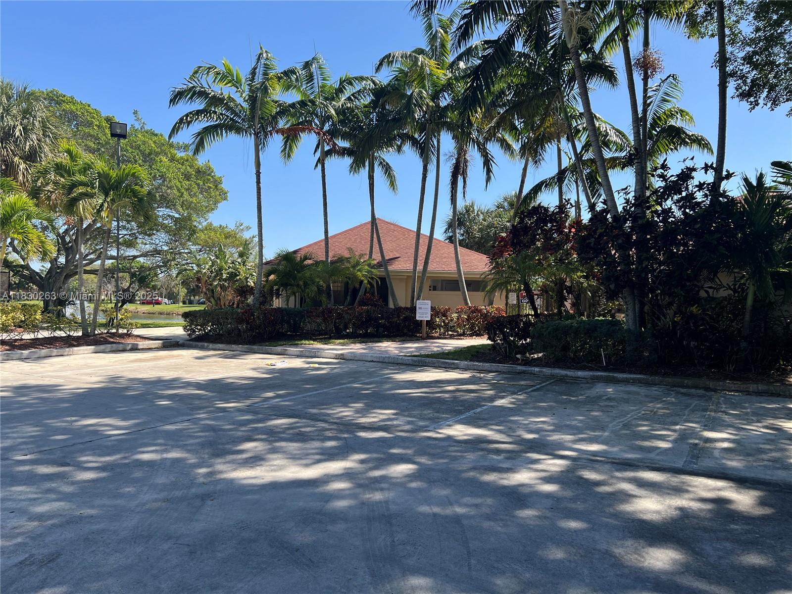 WATERSIDE LUXURY TOWNHOME - Residential