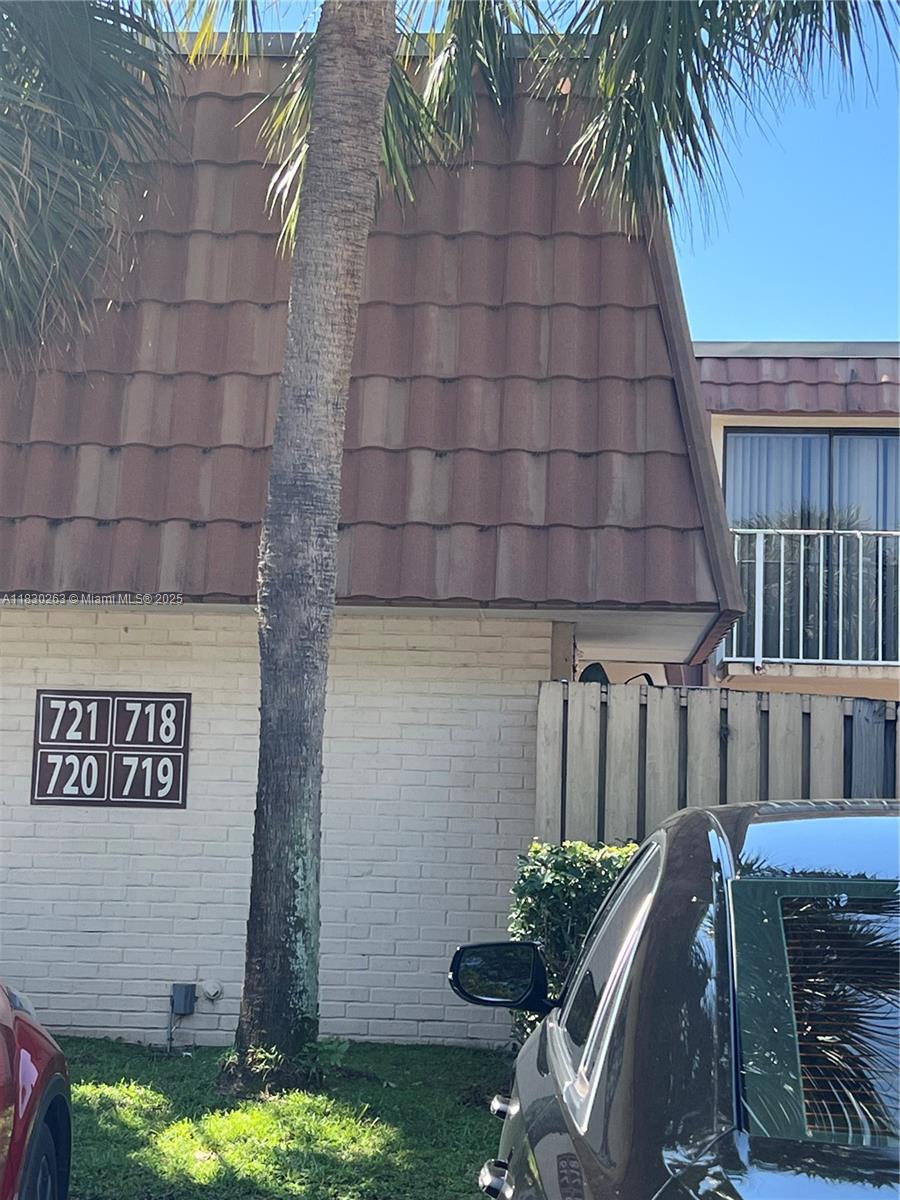 WATERSIDE LUXURY TOWNHOME - Residential