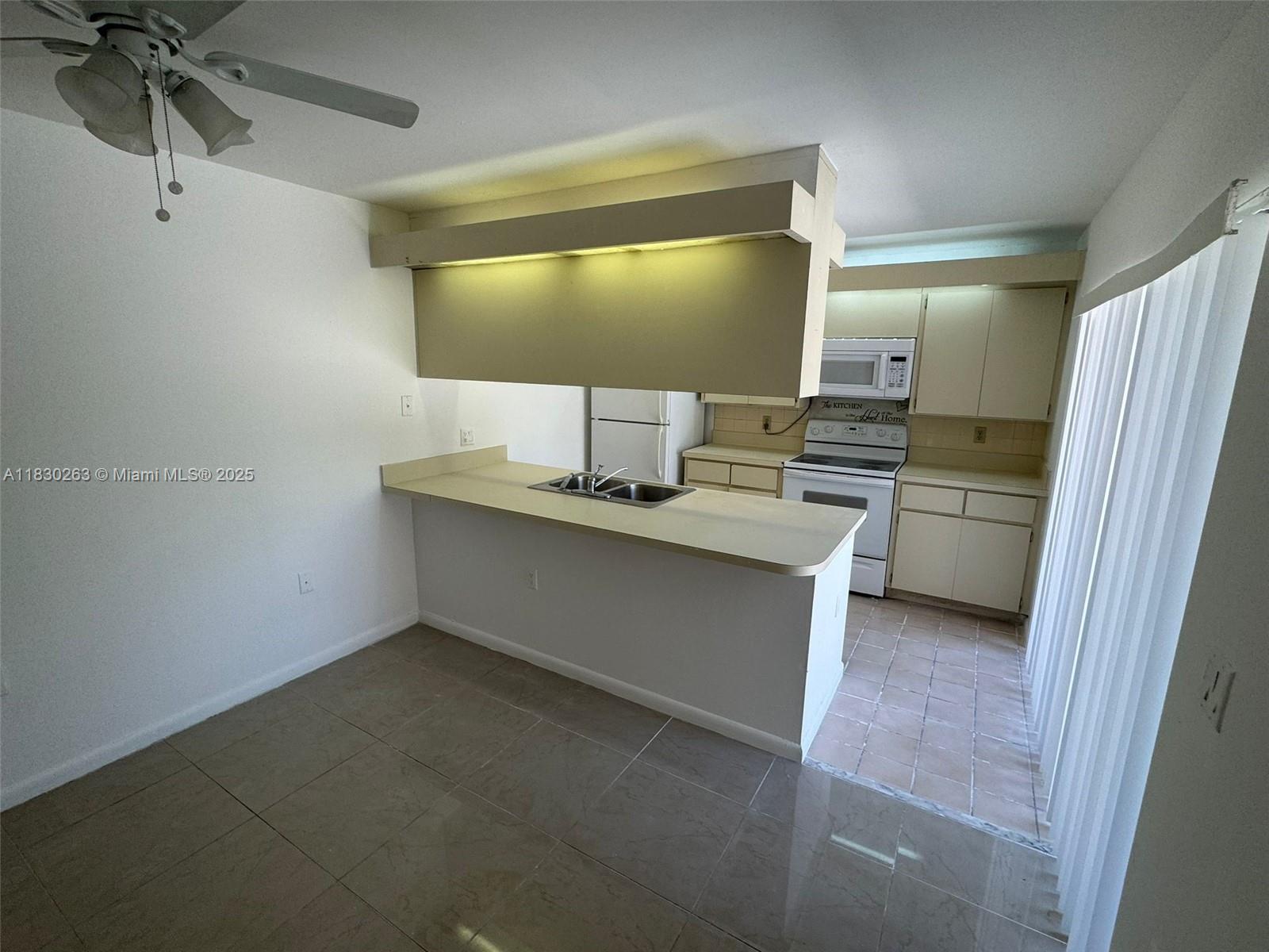 WATERSIDE LUXURY TOWNHOME - Residential