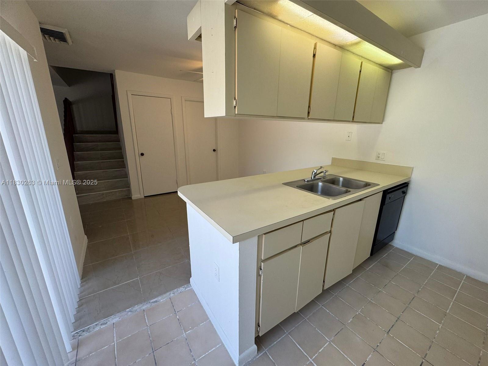 WATERSIDE LUXURY TOWNHOME - Residential