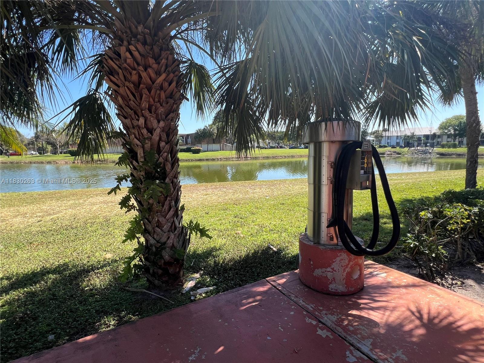 WATERSIDE LUXURY TOWNHOME - Residential