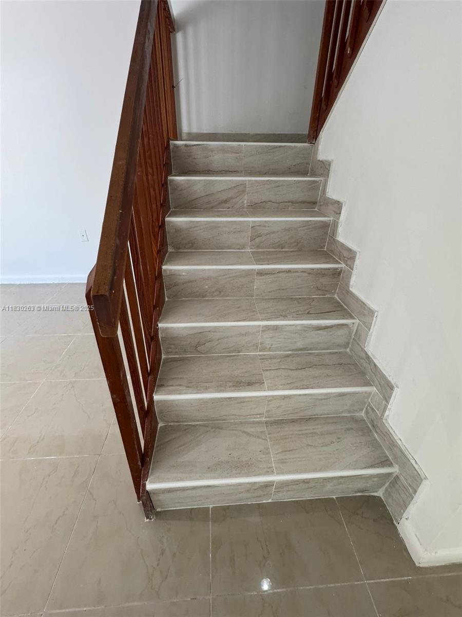 WATERSIDE LUXURY TOWNHOME - Residential