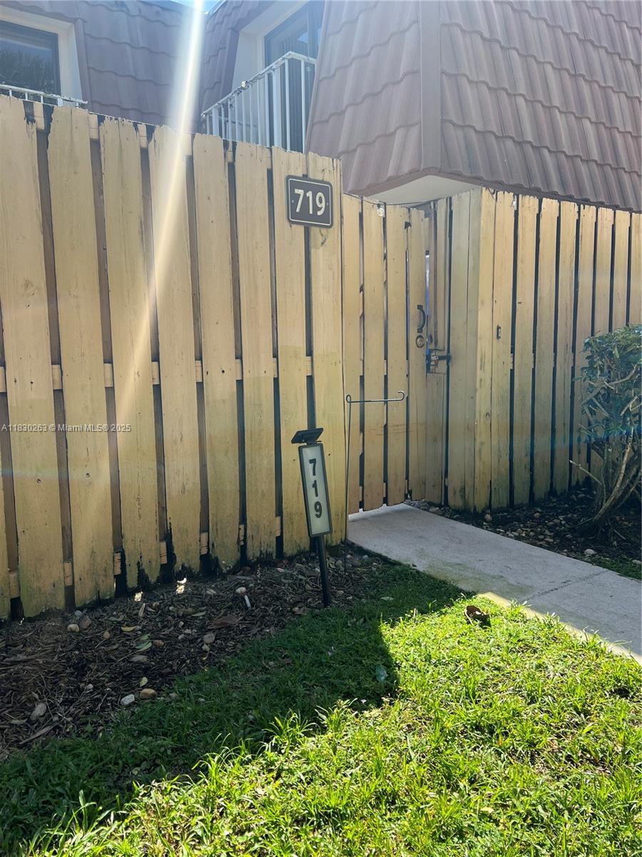 WATERSIDE LUXURY TOWNHOME - Residential