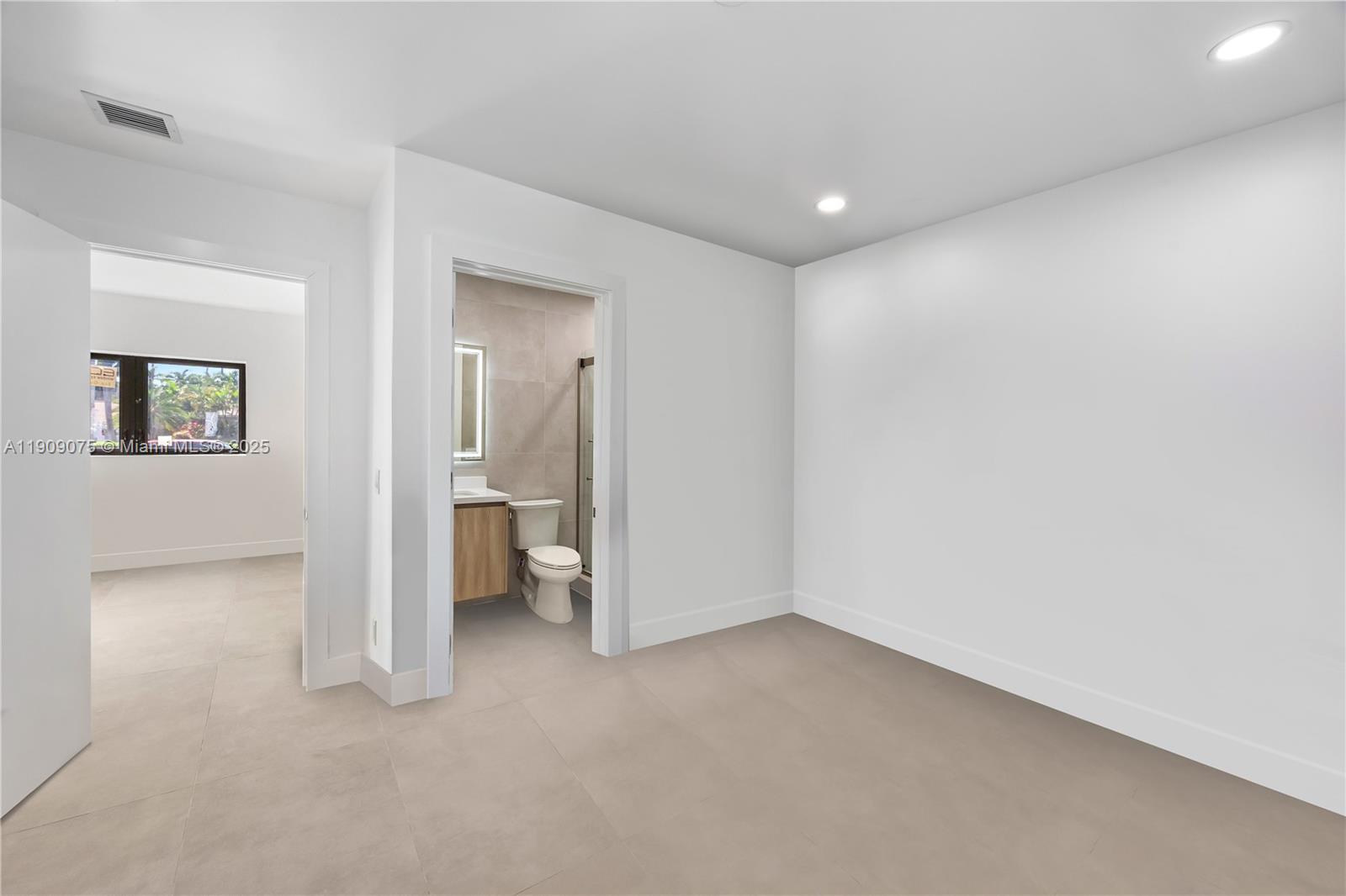 HOLLYWOOD LAKES SECTION - Residential Lease