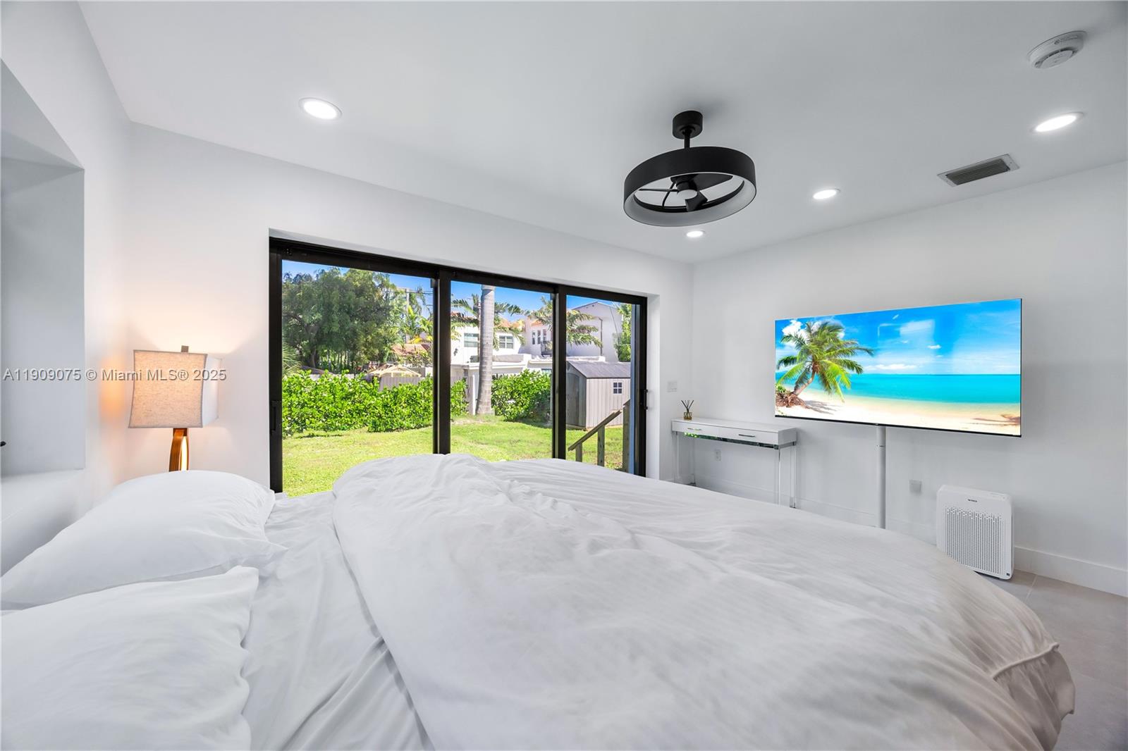 HOLLYWOOD LAKES SECTION - Residential Lease