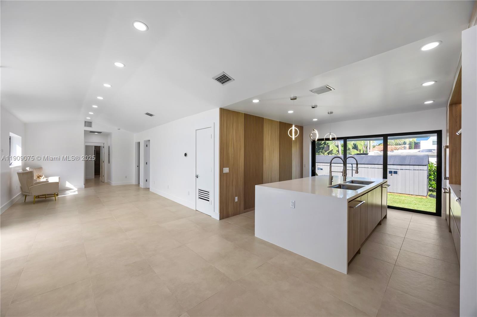 HOLLYWOOD LAKES SECTION - Residential Lease