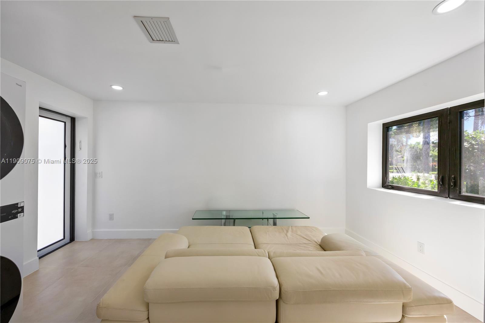 HOLLYWOOD LAKES SECTION - Residential Lease